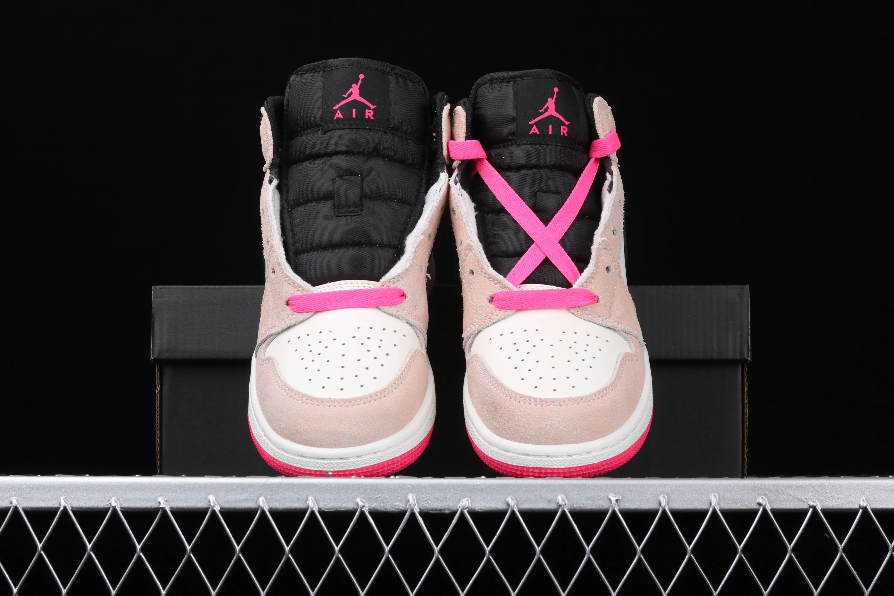All categories Air Jordan Jordan series basketball shoes Air Jordan 1 Mid Different versions Air Jordan 1 Mid AJ1 Dirty pink suede mid-top toe 852542-801